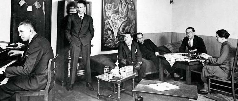 Männerfreunde. Bert Brecht (stehend) posiert 1927 für das Magazin „Uhu“ in seiner Atelierwohnung im später kriegszerstörten Haus Spichernstraße 16. Am Klavier der Boxer Paul Samson-Körner, rechts Elisabeth Hauptmann, Brechts Co-Autorin.