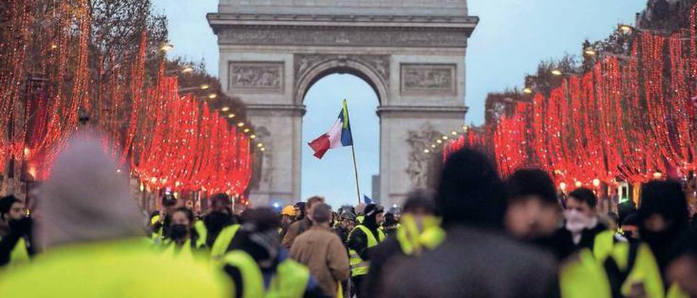  Demonstranten des „Mouvement des Gilets jaunes“ am Samstag vor dem Arc de Triomphe. 