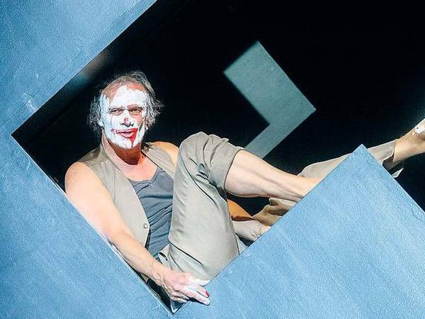 Im Bühnenbild von Olaf Altmann wandelt sich Selge als Houellebecqs Erzähler vom sarkastischen Intellektuellen zum traurigen Clown.