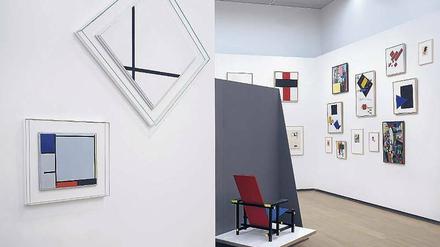 Blick in die Neupräsentation mit Gerrit Rietvelds „Rot-blauem Stuhl“ (Entwurf 1918) und Gemälden von Piet Mondrian (links) sowie Kasimir Malewitsch. 