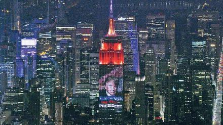 Präsident als Nachtgestalt. Das Empire State Building mit Trump-Projektion. Michael Moore warnte schon früh davor, den Mann zu unterschätzen. 