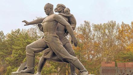 In Taschkent erinnert das Denkmal der Tapferkeit an die Opfer des Erdbebens im Jahr 1966, das die Hauptstadt völlig zerstörte. 
