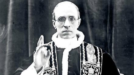 Retten oder reden? Papst Pius XII. mit arbeitstypischer Handbewegung.