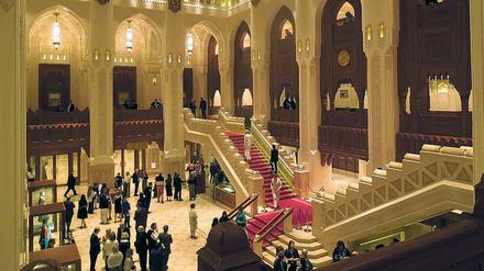 Orient und Okzident. Das Foyer des Opernhauses in Muscat, der Hauptstadt des Oman, während der Pause von Puccinis „Madame Butterfly“ im Januar 2019.