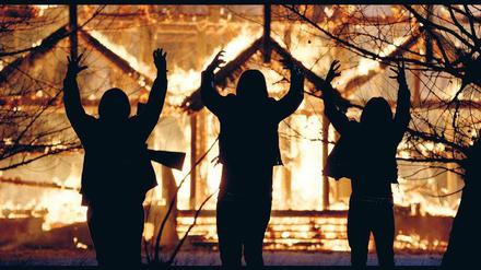 Kirchenanzünder. Mitglieder der Band Mayhem spielten in den Neunzigern mit dem Feuer. 