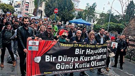 Kundgebung der Theaterplattform Kadiköy. Auf dem Transparent steht: „Tag des Theaters: Wir errichten eine Welt aus einem Traum“