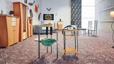Ästhetik als Spiegel. Naumanns Installation in der Galerie KOW zeigt ein fiktives Jugendzimmer im Osten mit Pressholzmöbeln und Druidenhorn.