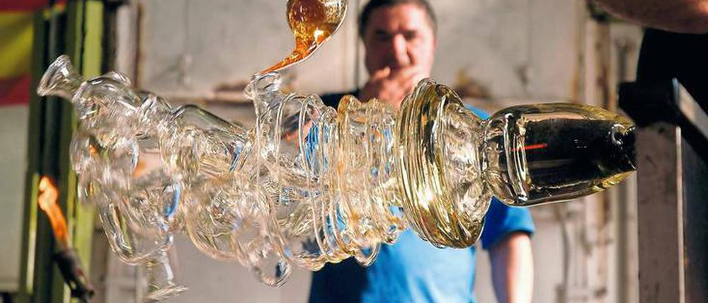 Kunst und Handwerk gehören zusammen. Hier wird eine Glasskulptur von Tony Cragg gefertigt. 