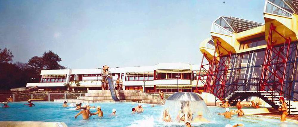 Das Außenschwimmbecken des Sport- und Erholungszentrums (SEZ) in Friedrichshain um 1983. 