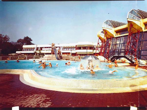 Das Außenschwimmbecken des Sport- und Erholungszentrums (SEZ) in Friedrichshain um 1983. 