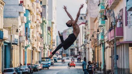 Sprung an die Spitze. Yasiel Hodelin, Gewinner des Grand Prix der internationalen Ballettschulen, bei einer Straßenperformance. 
