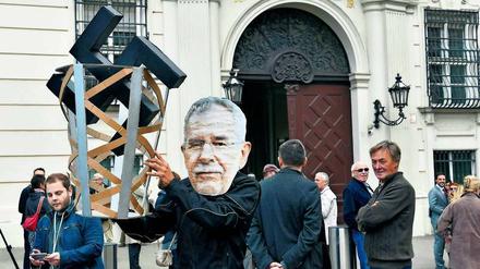 Zeichen der Zeit. Ein als Bundespräsident Van Der Bellen maskierter Demonstrant vor dem Wiener Kanzleramt. 