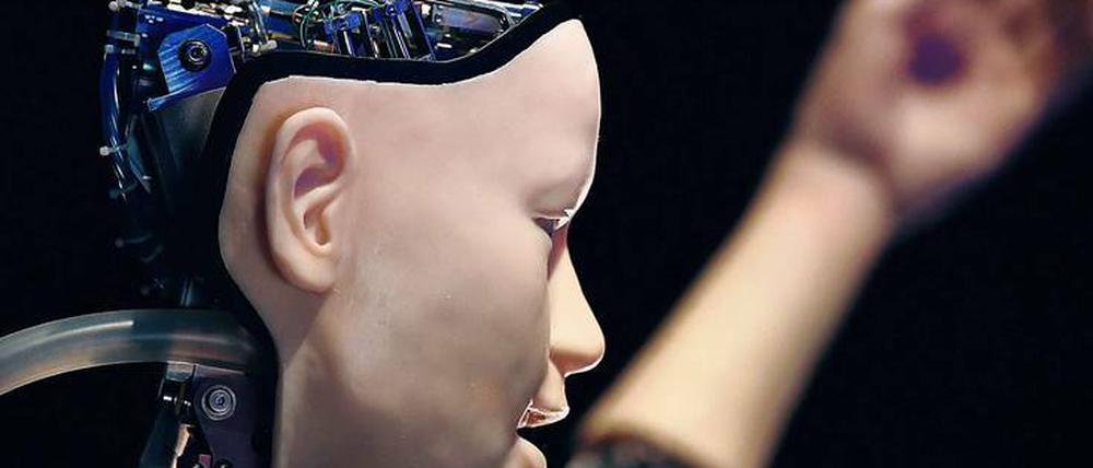 Maske und Maschine. Ein mehr oder weniges intelligentes Wesen aus der aktuellen Ausstellung „AI: More than Human" im Londoner Barbican.