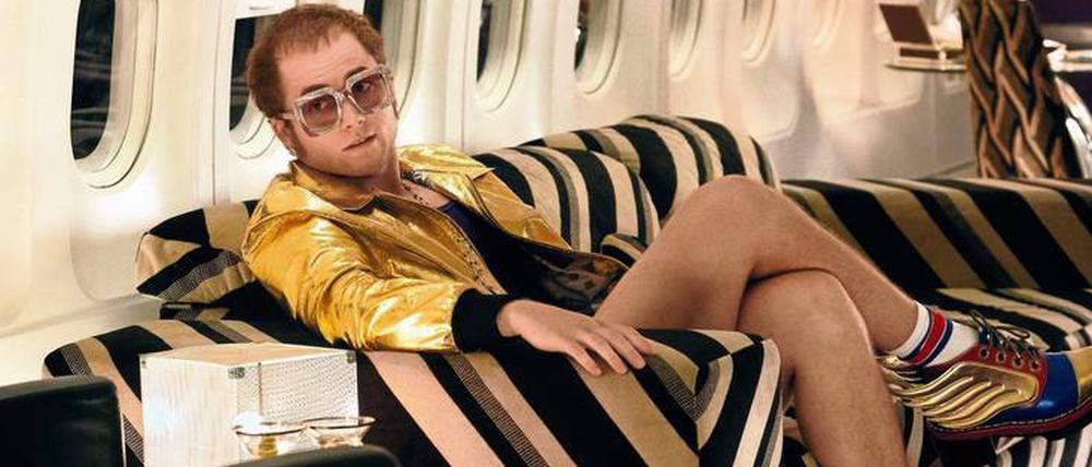 Taron Egerton spielt Elton John und singt auch seine Songs.