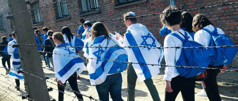 Sinnvolles Ritual? Israelische Schülerinnen, eingehüllt in die Nationalflagge ihres Landes 2018 in Auschwitz. 