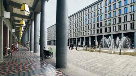 Blick auf den Walter-Benjamin Platz mit den Leibnizkolonnaden.