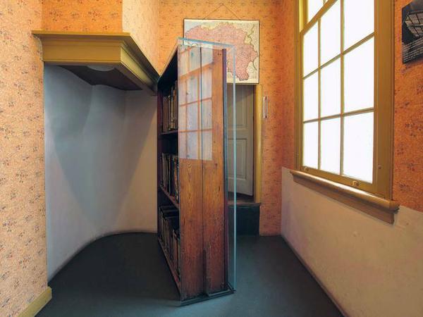 Zwei Jahre lang lebte Anne Frank mit ihrer Familie in einem Wohnungsteil, der hinter einem Bücherregal verborgen war. 
