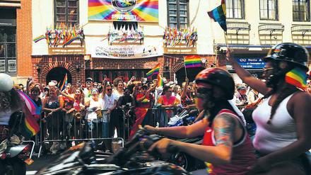 Protestieren und feiern. Der New Yorker Pride-Umzug führt am Stonewall Inn vorbei. Arte zeigt am 28. Juni um 21.45 Uhr eine Doku über die Ereignisse vor 50 Jahren.