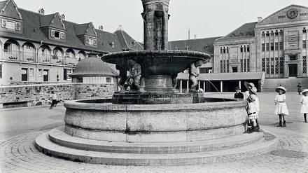 Der Westen hat sein eigenes Hellerau. Schatzgräberbrunnen von Joseph Enseling auf der Margarethenhöhe, Essen, ca. 1912.