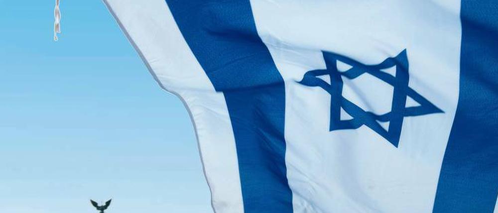 Freundschaft zweier Staaten. Die israelische Nationalflagge vor dem Brandenburger Tor.