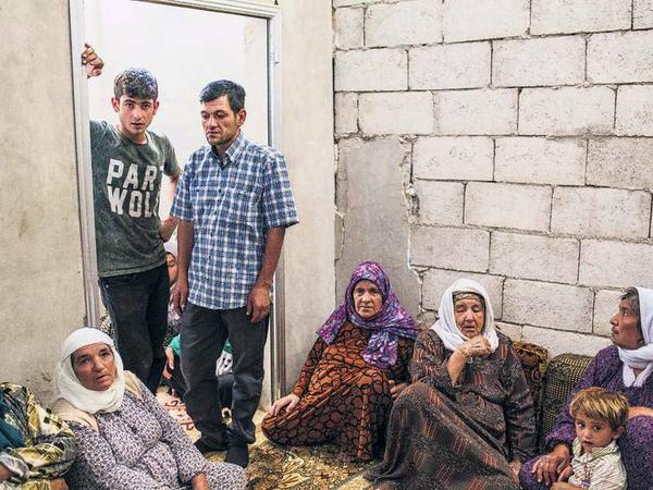 In Trümmern. Abdullah Kurdi (Mitte) in einem Haus in Kobane – wenige Tage, nachdem er hier seine Familie beerdigt hatte.