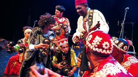 Musiker aus unterschiedlichen Teilen der Welt jammen zusammen in der Werkstatt der Kulturen. 