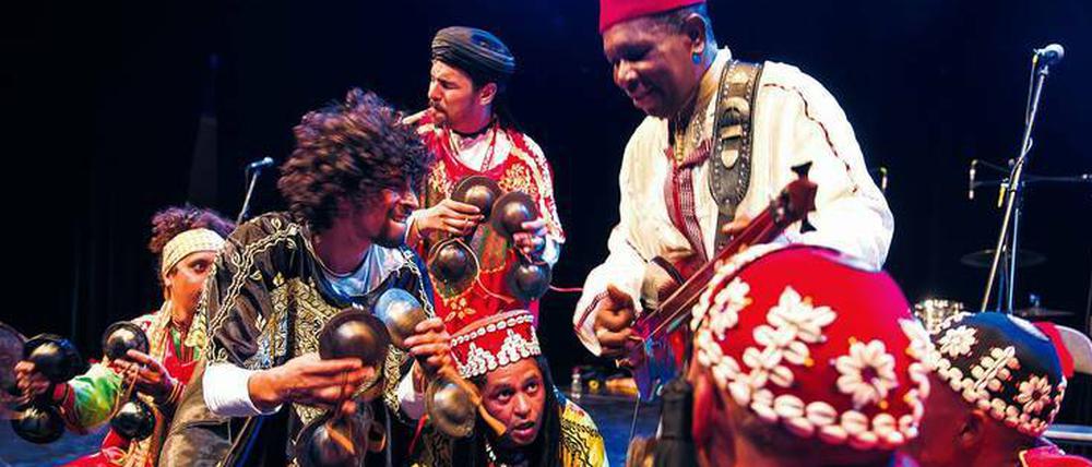 Musiker aus unterschiedlichen Teilen der Welt jammen zusammen in der Werkstatt der Kulturen. 
