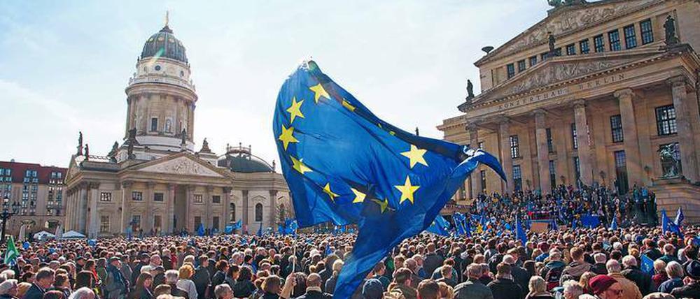 Volle Begeisterung für Europa. Hier die Bewegung "Pulse of Europe" am Gendarmenmarkt.