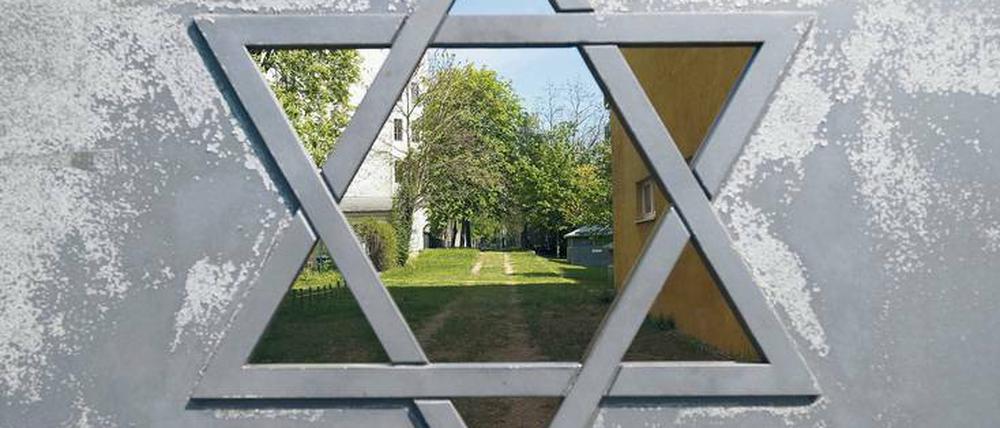 Abtauchen in eine andere Welt. Ein Tor des Jüdischen Friedhofs in der Schönhauser Allee in Prenzlauer Berg.
