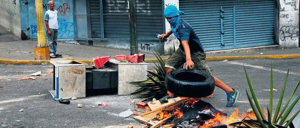 Flammender Protest. Brennende Barrikaden gegen Präsident Maduro in Caracas.