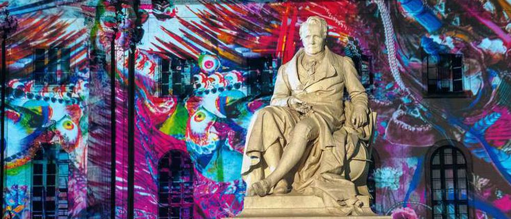 Der Berliner Bildhauer Reinhold Begas schuf das 1883 eingeweihte Marmordenkmal für Alexander von Humboldt (hier aufgenommen beim „Festival of Lights“). 