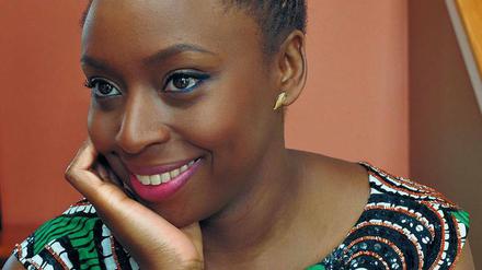 „Kritisier keine Frau, Chimamanda ist hier“. So heißt es in Adichies Heimat Nigeria.