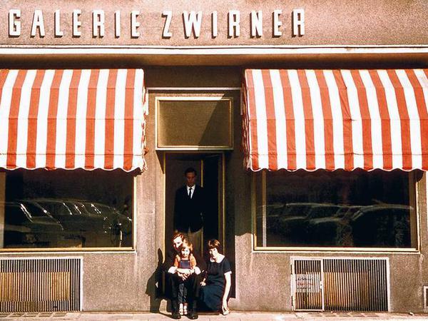 Rudolf Zwirner mit Tochter, Ehefrau Ursula und Mitarbeiter (stehend) vor seiner ersten Kölner Galerie am Kolumbakirchhof.