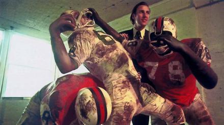 Atelierbesuch in New York. Rudolf Zwirner mit Duane Hansons Skulpturengruppe „Footballers“, 1969. 