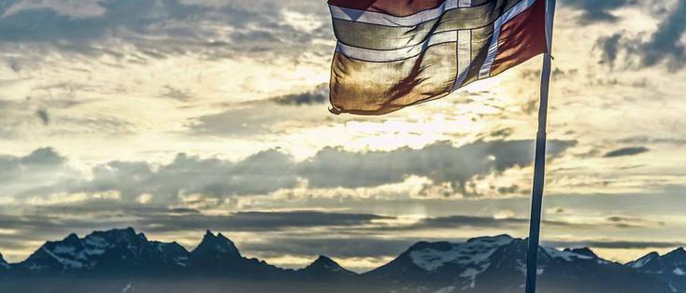 Der Norden rückt näher. Vor den Bergmassiven der Lofoten-Inseln weht die norwegische Flagge. 