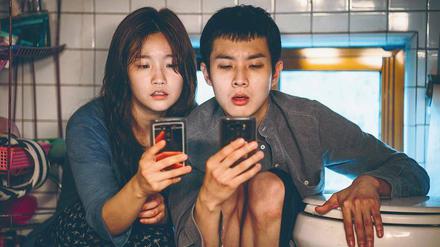 Um das Internet der Nachbarn anzuzapfen kriechen Ki-jung (Park So Dam) und ihr Bruder Ki-woo (Choi Woo Shik) in die entlegensten Ecken ihrer Behausung..