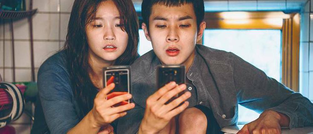 Um das Internet der Nachbarn anzuzapfen kriechen Ki-jung (Park So Dam) und ihr Bruder Ki-woo (Choi Woo Shik) in die entlegensten Ecken ihrer Behausung..