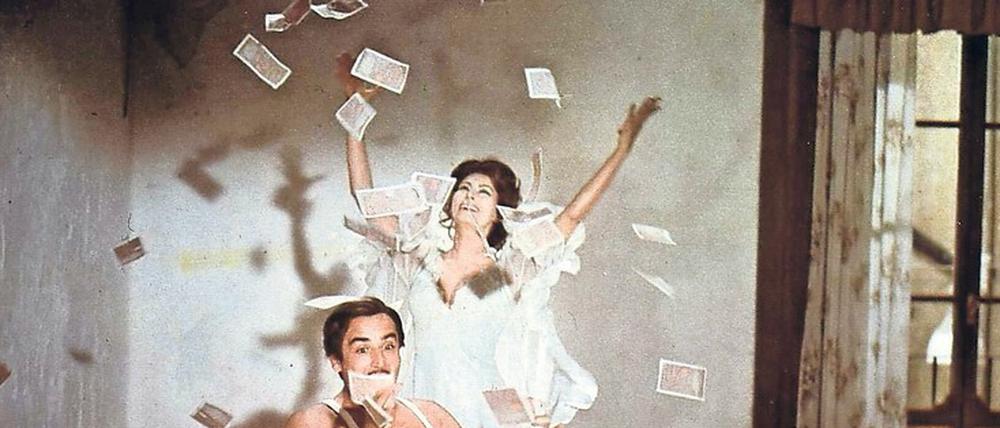 Wer hat, der hat. Sophia Loren und Vittorio Gassman in der Komödie „Die Übersinnliche“ (Questi fantasmi, 1967). 