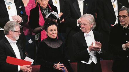 Wem Ehre gebührt. Olga Tokarczuk, polnische Nobelpreisträgerin, und Peter Handke bei der Zeremonie. Foto: Nackstrand/AFP