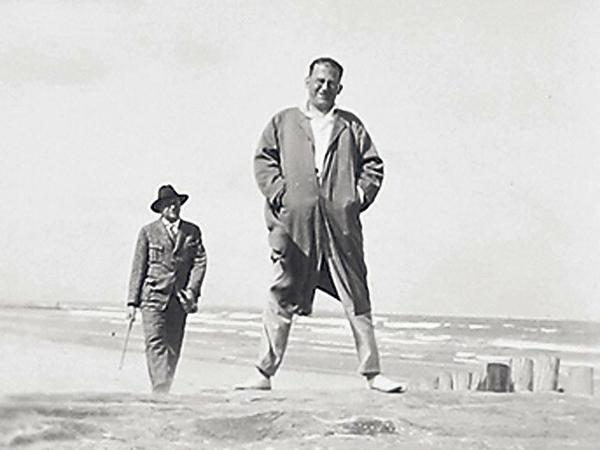 Eine Freundschaft fürs Leben. Max Horkheimer im Schlepptau von Friedrich Pollock am Meeresstrand.