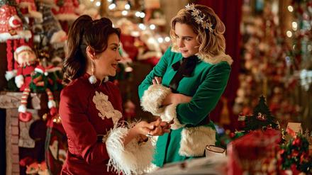 Michelle Yeoh und Emilia Clarke (r.) in „Last Christmas“, der einzigen klassischen Weihnachtsromanze in diesem Jahr. 