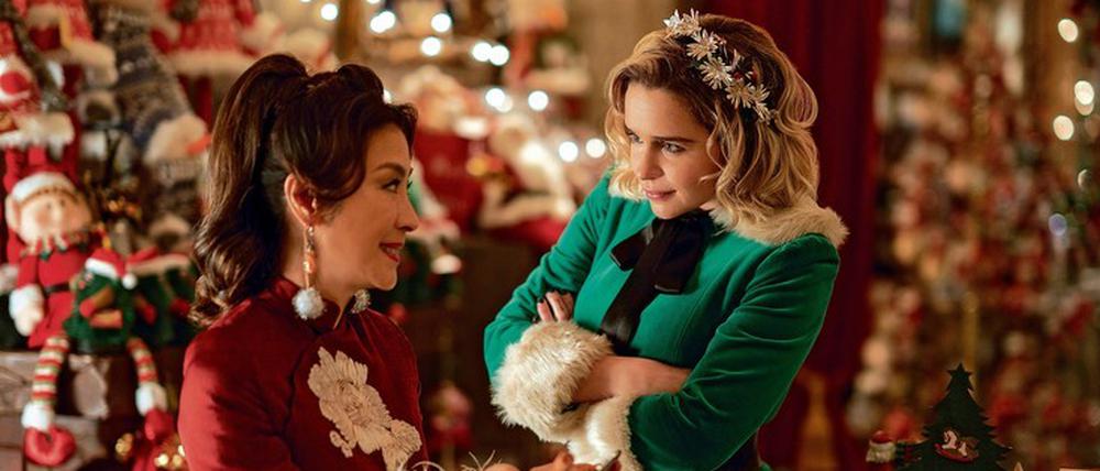 Michelle Yeoh und Emilia Clarke (r.) in „Last Christmas“, der einzigen klassischen Weihnachtsromanze in diesem Jahr. 
