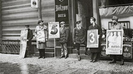 Letzter Appell. Wahlkampf vor einem Berliner Lokal im November 1932. Die NSDAP wird stärkste Partei.
