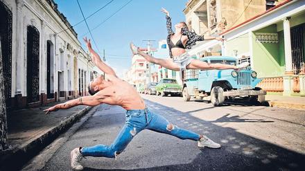Steiniger Weg zum Erfolg. Yordi Pérez Cardoso und Mariem Valdés Martínez tanzen in den Straßen von Cienfuegos. 