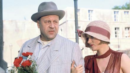 Günter Lamprecht als Biberkopf mit Barbara Sukowa als Mieze.