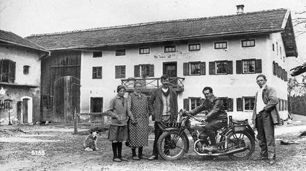 Franz Jägerstätter (mit Motorrad) verweigerte den Eid auf Adolf Hitler.