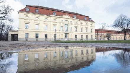 Neue Heimat. Blick auf den Theaterbau, der sich links an die große Orangerie von Schloss Charlottenburg anschließt. 