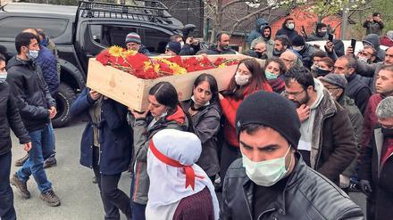 Protest am Grab. Trauergäste tragen in Istanbul den Sarg von Helin Bölek. 