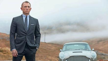 Ein Oldtimer als Dienstwagen. In „Skyfall“ fährt Daniel Craig als traditionsbewusster Geheimagent Ihrer Majestät den Aston Martin DB 5. Der war schon 1964 bei „Goldfinger“ mit Sean Connery im Einsatz. 