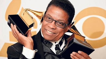 Herbie Hancock mit zwei Grammys.